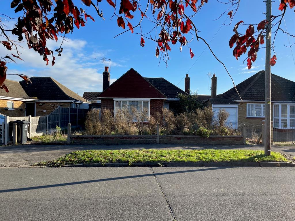 Lot: 43 - TWO-BEDROOM BUNGALOW FOR IMPROVEMENT - Front view of 26 Cottage Grove Clacton on Sea